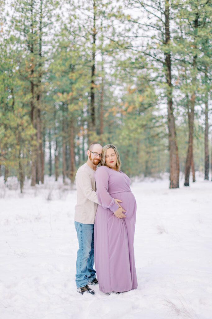 maternity photos taken in the winter in spokane